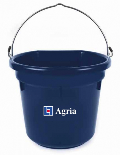 Futtereimer für Pferde mit flacher Seite. in der Gruppe Produkte / Pferd bei Agria Tierversicherung (2501)